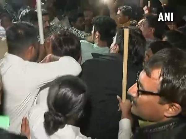 पोस्टर को लेकर हंगामा: भाजपाईयों ने की पिटाई, CM रुपाणी के घर पहुंचे कांग्रेस उम्मीदवार पोस्टर को लेकर हंगामा: भाजपाईयों ने की पिटाई, CM रुपाणी के घर पहुंचे कांग्रेस उम्मीदवार