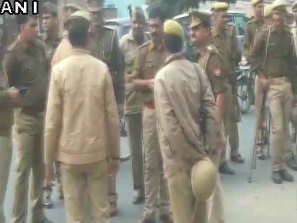 गाजियाबाद में बदमाश पकड़ने आई NIA टीम पर जानलेवा हमला, एक जवान को लगी गोली गाजियाबाद में बदमाश पकड़ने आई NIA टीम पर जानलेवा हमला, एक जवान को लगी गोली