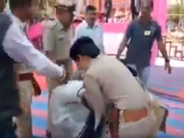 Gujarat Assembly Election 2017: विजय रुपाणी के सामने चीखती रही शहीद की विधवा, नहीं दिया ध्यान Gujarat Assembly Election 2017: विजय रुपाणी के सामने चीखती रही शहीद की विधवा, नहीं दिया ध्यान