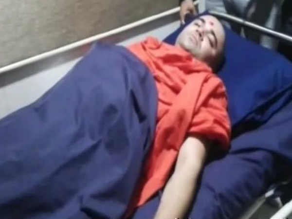गुजरात में बीजेपी के लिए चुनाव प्रचार कर रहे स्वामी नारायण मंदिर के पुजारी पर जानलेवा हमला गुजरात में बीजेपी के लिए चुनाव प्रचार कर रहे स्वामी नारायण मंदिर के पुजारी पर जानलेवा हमला