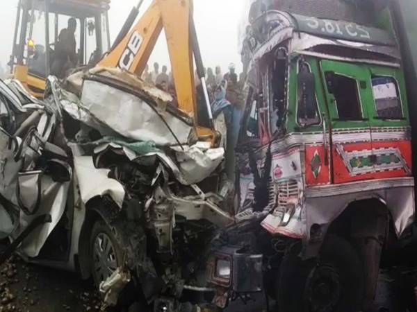 agra lucknow express way accident two died many others are injured in uttar pradesh agra lucknow express way accident two died many others are injured in uttar pradesh