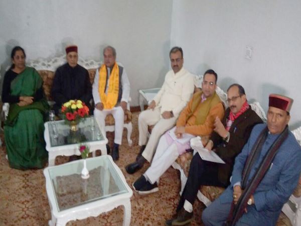 Face-to-face between Dhumal and Jai Ram supporters, split in BJP for CM post Face-to-face between Dhumal and Jai Ram supporters, split in BJP for CM post