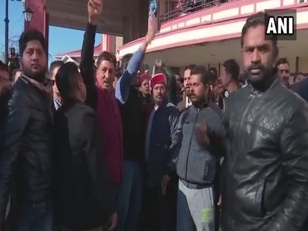 Face-to-face between Dhumal and Jai Ram supporters, split in BJP for CM post Face-to-face between Dhumal and Jai Ram supporters, split in BJP for CM post