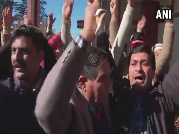 Face-to-face between Dhumal and Jai Ram supporters, split in BJP for CM post Face-to-face between Dhumal and Jai Ram supporters, split in BJP for CM post