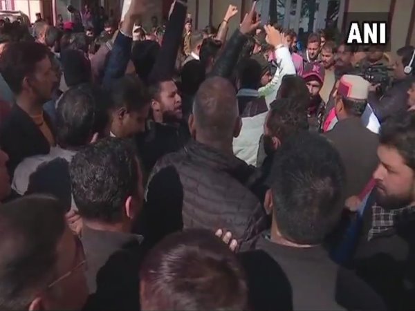 Face-to-face between Dhumal and Jai Ram supporters, split in BJP for CM post Face-to-face between Dhumal and Jai Ram supporters, split in BJP for CM post