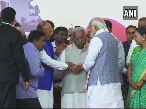 शपथ ग्रहण LIVE: विजय रूपाणी ने गुजरात के मुख्यमंत्री पद की ली शपथ शपथ ग्रहण LIVE: विजय रूपाणी ने गुजरात के मुख्यमंत्री पद की ली शपथ
