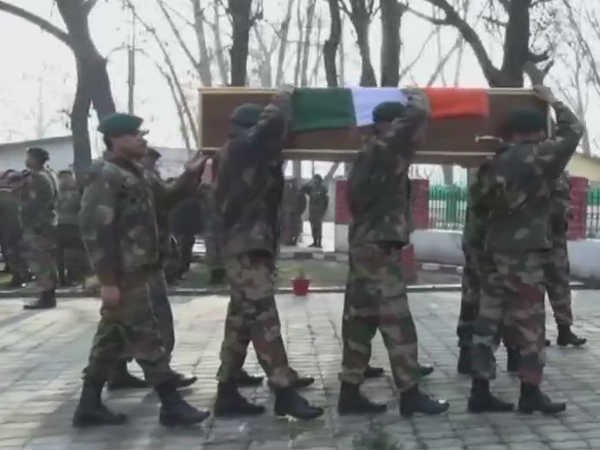 जम्मू-कश्मीर- बर्फबारी की वजह से लापता जवानों में से दो का शव मिला, खोज जारी जम्मू-कश्मीर- बर्फबारी की वजह से लापता जवानों में से दो का शव मिला, खोज जारी