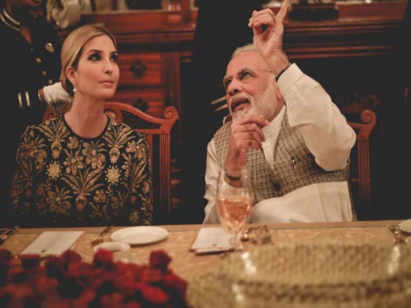 मोदी-इवाकां की सुरक्षा में बड़ी चूक, लाइव हुआ सीसीटीवी फुटेज मोदी-इवाकां की सुरक्षा में बड़ी चूक, लाइव हुआ सीसीटीवी फुटेज