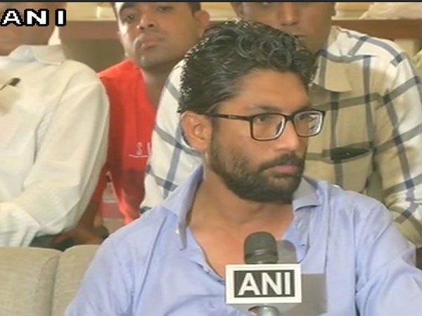 गुजरात चुनाव: प्रचार के दौरान जिग्नेश मेवाणी के काफिले पर हमला गुजरात चुनाव: प्रचार के दौरान जिग्नेश मेवाणी के काफिले पर हमला