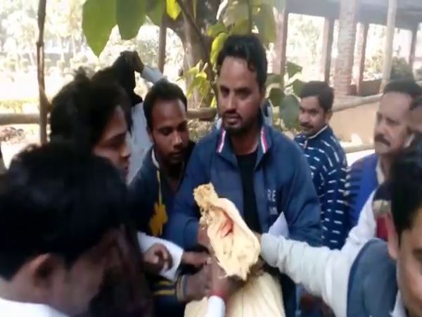 shahjahanpur polling agent looted food packets shahjahanpur polling agent looted food packets