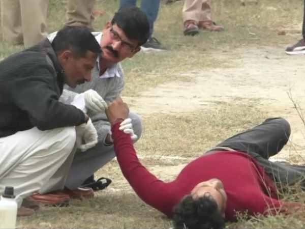 Dead body of policeman found on the road of Moradabad Dead body of policeman found on the road of Moradabad