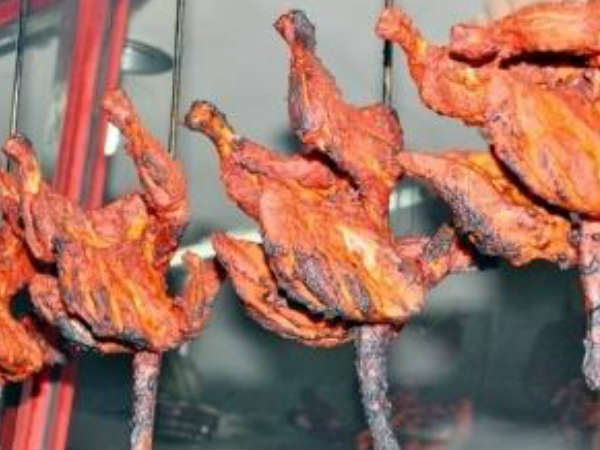 साउथ दिल्ली में खुले में नॉनवेज टांगना रेस्त्रां मालिकों को पड़ेगा महंगा, हो सकता है विवाद साउथ दिल्ली में खुले में नॉनवेज टांगना रेस्त्रां मालिकों को पड़ेगा महंगा, हो सकता है विवाद