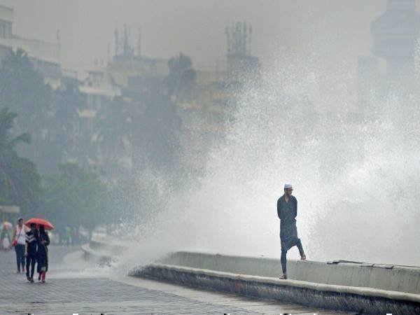 गुजरात के इन 10 जिलों तबाही मचा सकता है Cyclone Okhi गुजरात के इन 10 जिलों तबाही मचा सकता है Cyclone Okhi