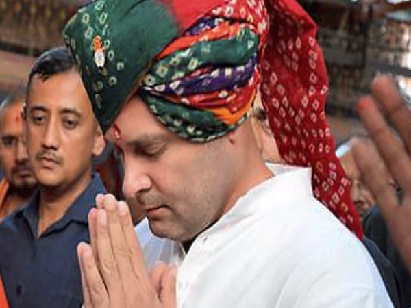 Gujarat Assembly Election 2017: जनेऊ दिखा कर भाजपा की बनाई पिच पर खेल रहे हैं राहुल गांधी! Gujarat Assembly Election 2017: जनेऊ दिखा कर भाजपा की बनाई पिच पर खेल रहे हैं राहुल गांधी!