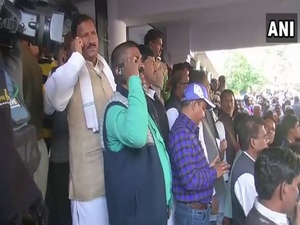 लालू यादव दोषी करार, कोर्टरूम के बाहर समर्थक फूट-फूट कर रोए लालू यादव दोषी करार, कोर्टरूम के बाहर समर्थक फूट-फूट कर रोए
