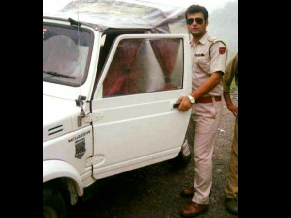 Sub Inspector Of J&K Police Imposed Fine On Himself After Hitting A Parked Vehicle Sub Inspector Of J&K Police Imposed Fine On Himself After Hitting A Parked Vehicle