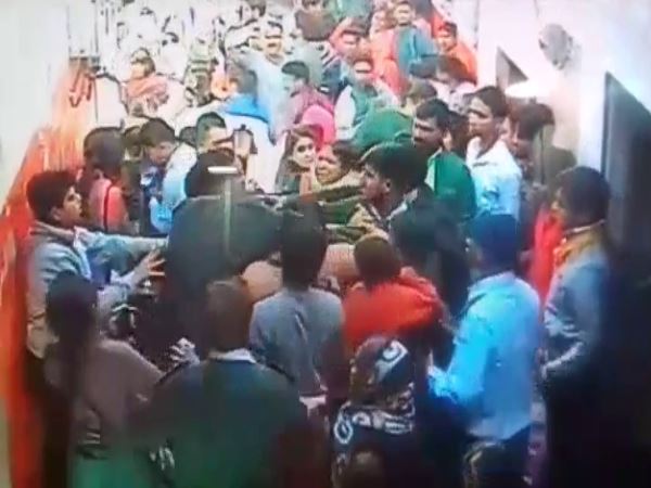 Devotee threatened woman gaurd by gun in Banke Bihari Temple, Mathura Devotee threatened woman gaurd by gun in Banke Bihari Temple, Mathura