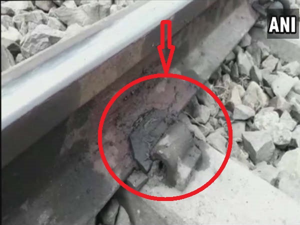 लखनऊ में ट्रेन को डिरेल करने की बड़ी साजिश नाकाम, पटरी से गायब थे 71 स्लीपर्स लखनऊ में ट्रेन को डिरेल करने की बड़ी साजिश नाकाम, पटरी से गायब थे 71 स्लीपर्स