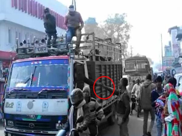 VIDEO: Illegal Recovery by UP Police in Bulandshahr VIDEO: Illegal Recovery by UP Police in Bulandshahr
