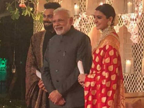 विराट-अनुष्का के ग्रैंड रिसेप्शन में पहुंचे पीएम मोदी, नए जोड़े को दिया आशिर्वाद विराट-अनुष्का के ग्रैंड रिसेप्शन में पहुंचे पीएम मोदी, नए जोड़े को दिया आशिर्वाद