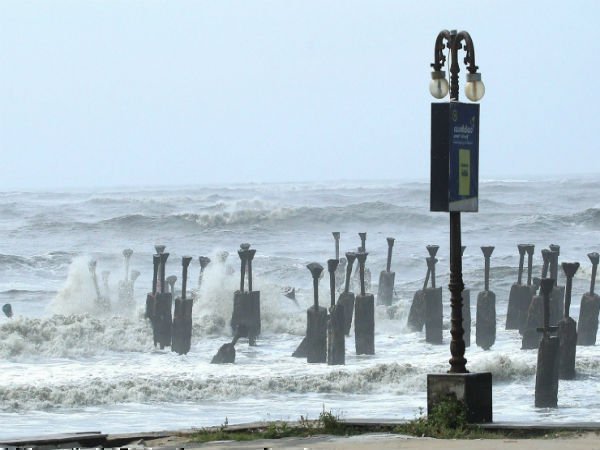 Mumbai braces for Cyclone Ockhi, govt announces holiday for schools Mumbai braces for Cyclone Ockhi, govt announces holiday for schools
