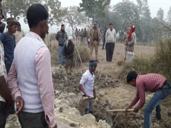 वीडियों कैमरे की नजर में खुदवाई गई कब्र