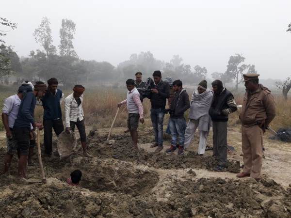 शव को कब्र से बाहर निकाला