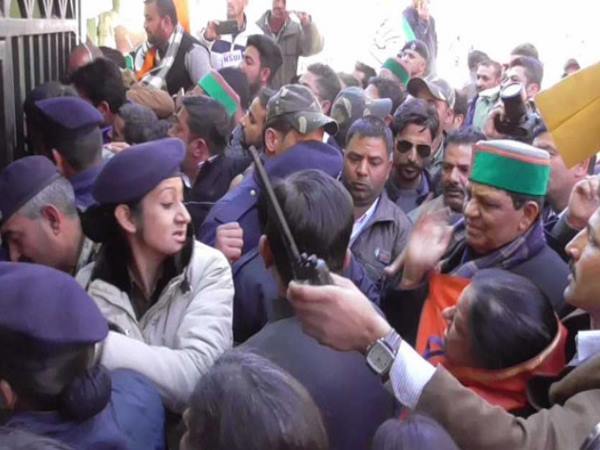 कॉन्स्टेबल के रोके जाने पर विधायक ने मारा था थप्पड़