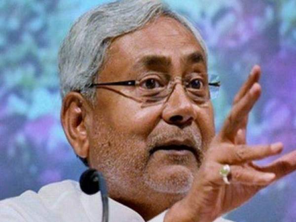 नीतीश के पास है एक इकोस्पोर्ट और एक आई-10 गाड़ी