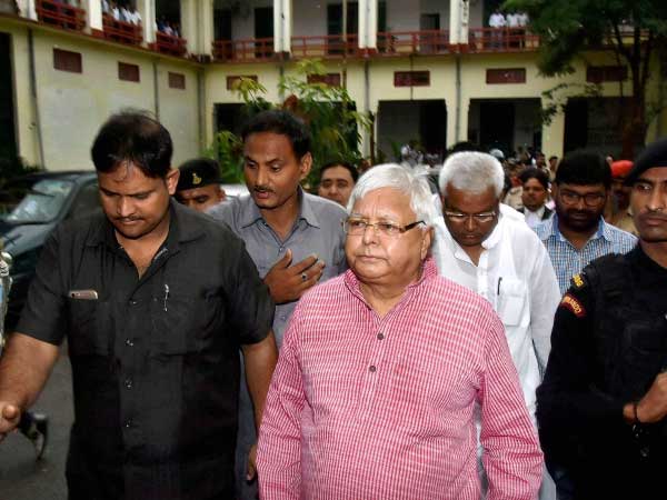 'दही-चूड़ा' लेकर बिरसा मुंडा जेल पहुंचे लालू के समर्थक 'दही-चूड़ा' लेकर बिरसा मुंडा जेल पहुंचे लालू के समर्थक