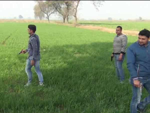 पुलिस का सिपाही भी घायल