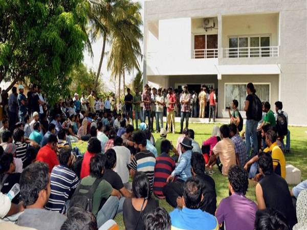प्रोफेसर ने छात्र के खिलाफ एक्शन की मांग