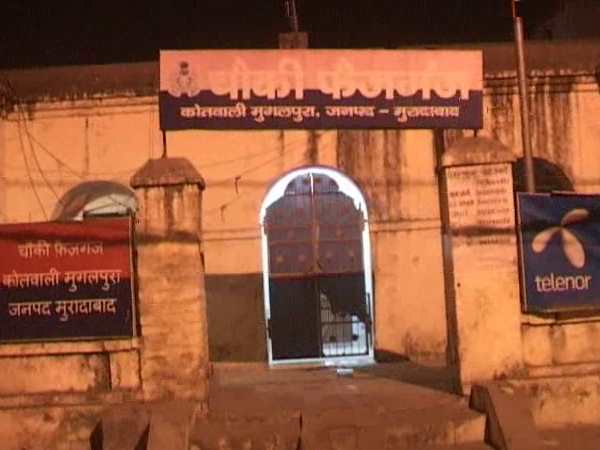 दूर-दूर तक कोई पुलिसकर्मी नहीं
