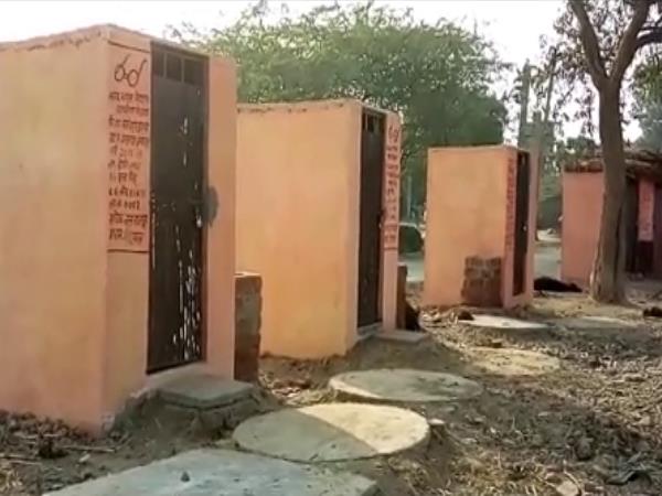 विकास भूलकर रंगों के फेर में फंसी योगी सरकार