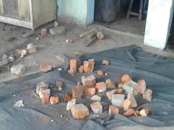 पुलिस लाठीचार्ज के बाद पथराव