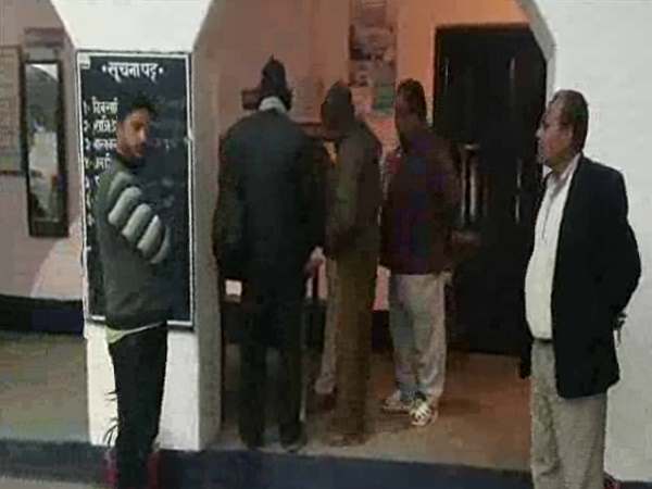 पुलिसवालों ने आरोपियों को जाने दिया