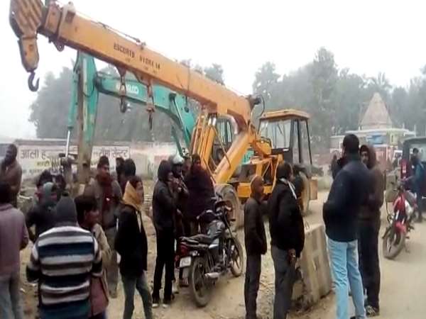 नेशनल हाईवे-24 के पास मौजूद है मंदिर