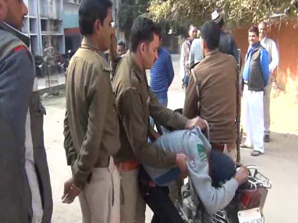 थप्पड़ों-लातों से हुई पिटाई