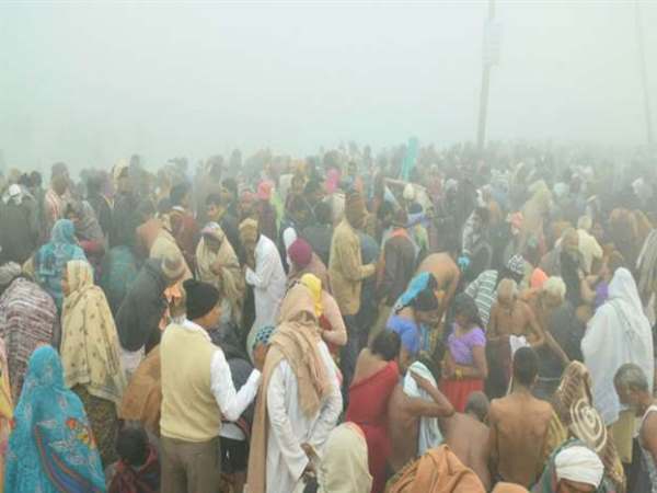 स्नान के लिए संगम पर भीड़