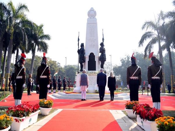 तीन सैनिकों की मूर्तियां लगी हैं
