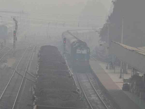 दिल्ली-NCR में कोहरे ने घटाई विजिबिलिटी, लोग परेशान दिल्ली-NCR में कोहरे ने घटाई विजिबिलिटी, लोग परेशान