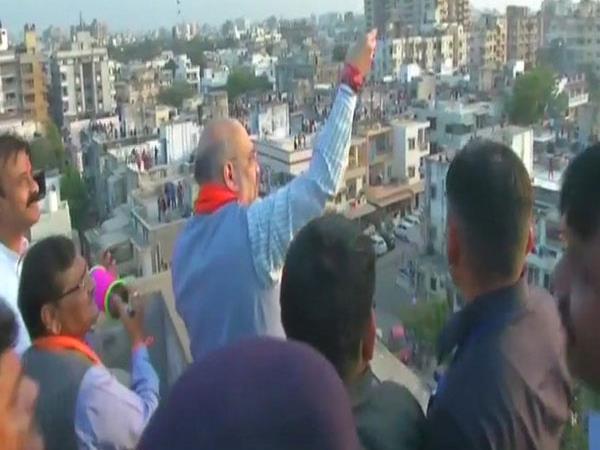 अमित शाह ने उड़ाई पतंग, पास की छत से दूसरे ने काटी अमित शाह ने उड़ाई पतंग, पास की छत से दूसरे ने काटी