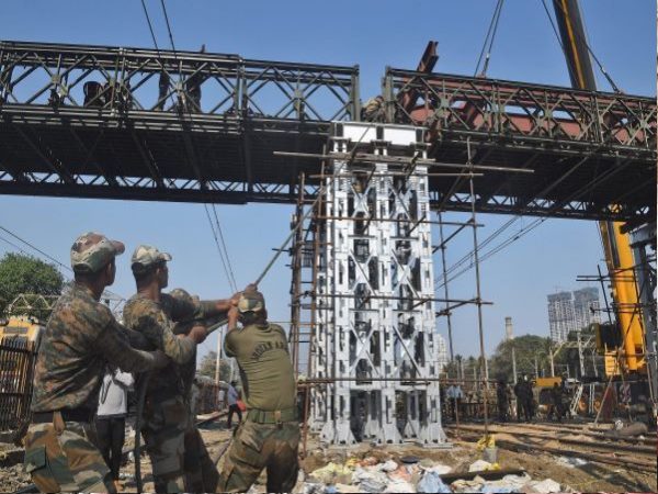 डोकलाम युद्ध सामग्री से तैयार हो रहे हैं मुंबई में फुट ब्रिज डोकलाम युद्ध सामग्री से तैयार हो रहे हैं मुंबई में फुट ब्रिज