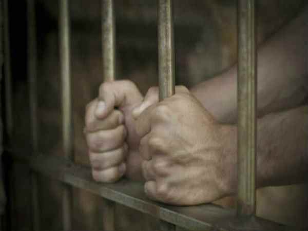 गुजरात: दलित शख्स का आरोप- जाति पूछने के बाद 15 पुलिसवालों ने थाने में चटवाए जूते गुजरात: दलित शख्स का आरोप- जाति पूछने के बाद 15 पुलिसवालों ने थाने में चटवाए जूते