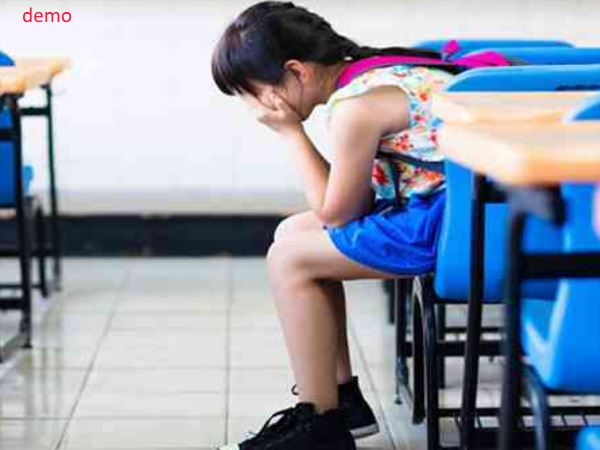 teacher caught doing molestation with school girls in pune teacher caught doing molestation with school girls in pune