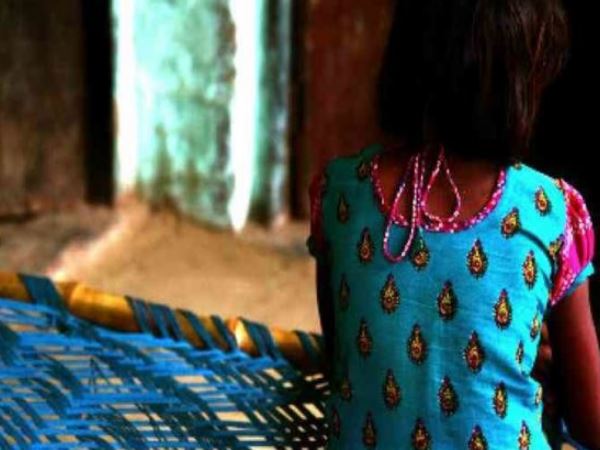 teacher caught doing molestation with school girls in pune teacher caught doing molestation with school girls in pune
