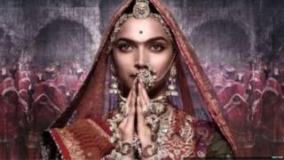 पद्मावत फ़िल्म के 'घूमर' गाने में दीपिका पादुकोण की कमर कैसे ढंक गई? पद्मावत फ़िल्म के 'घूमर' गाने में दीपिका पादुकोण की कमर कैसे ढंक गई?