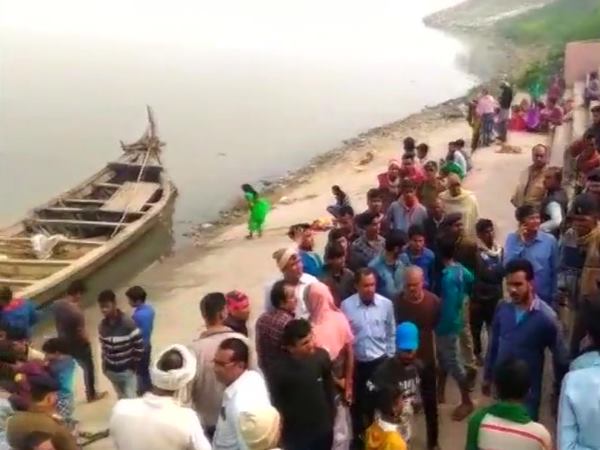 पटना के फतुहा में गंगा में डूबी नाव, 5 की मौत पटना के फतुहा में गंगा में डूबी नाव, 5 की मौत