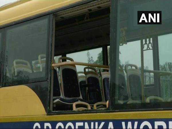 स्कूली बस को बनाया निशाना