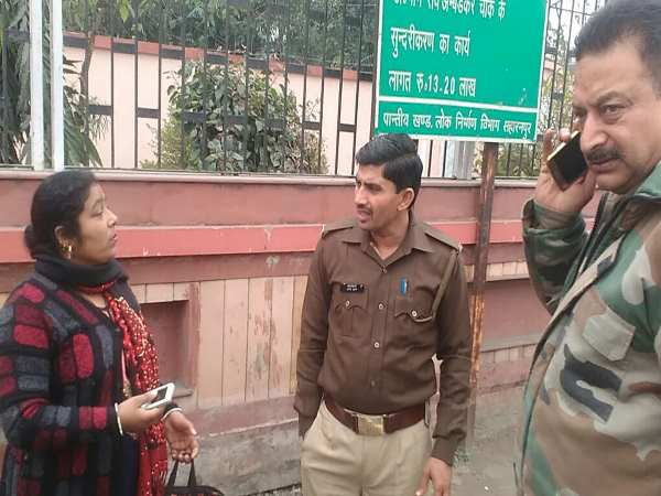 saharanpur girlfriend ranaway with his boyfriend in front of policeman saharanpur girlfriend ranaway with his boyfriend in front of policeman